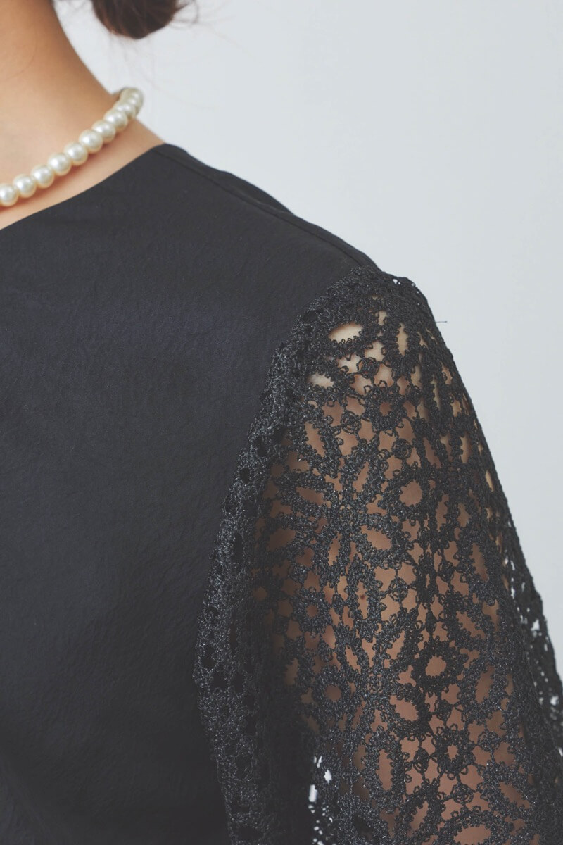 ブラックのレーススリーブサテンドレス