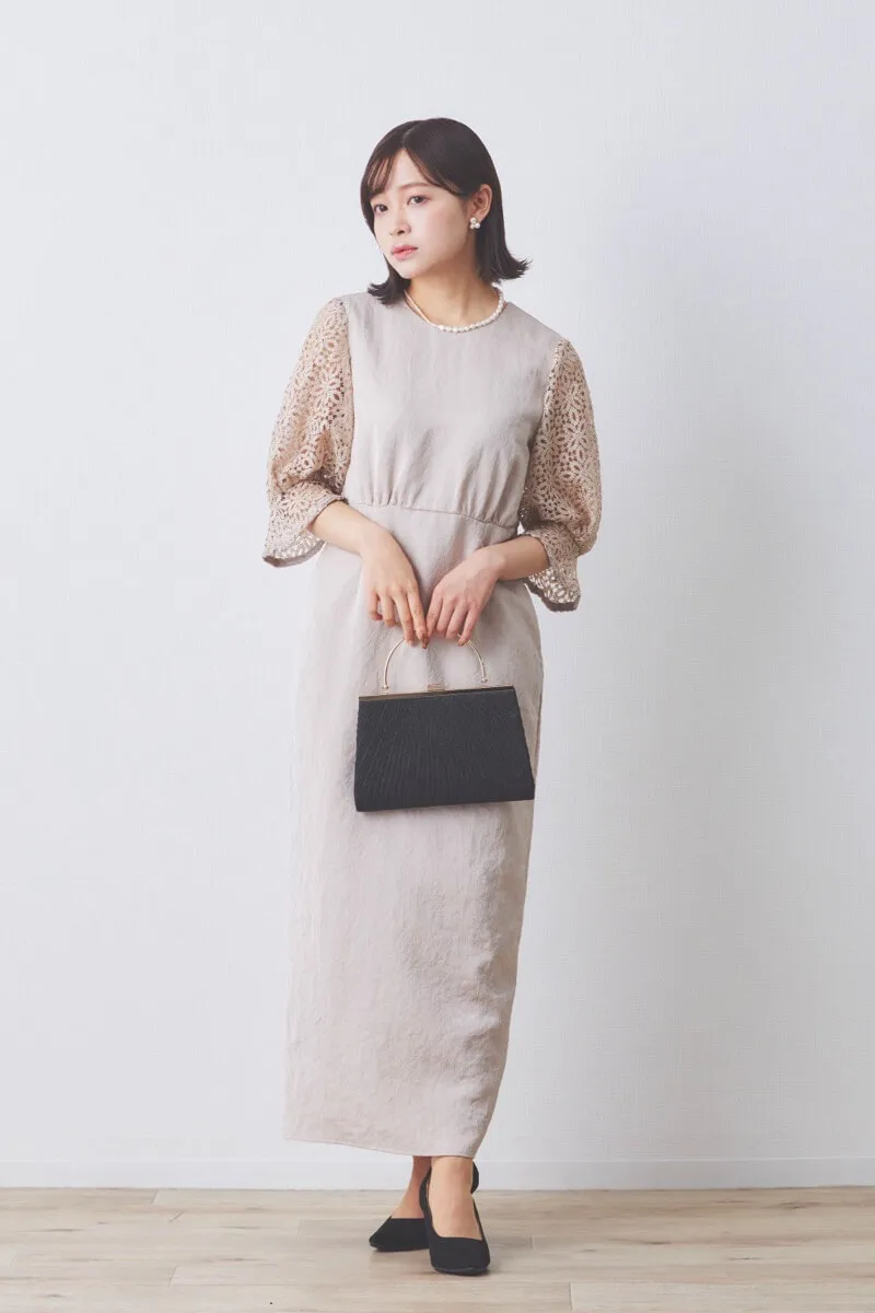 ピンクベージュのレーススリーブサテンドレス