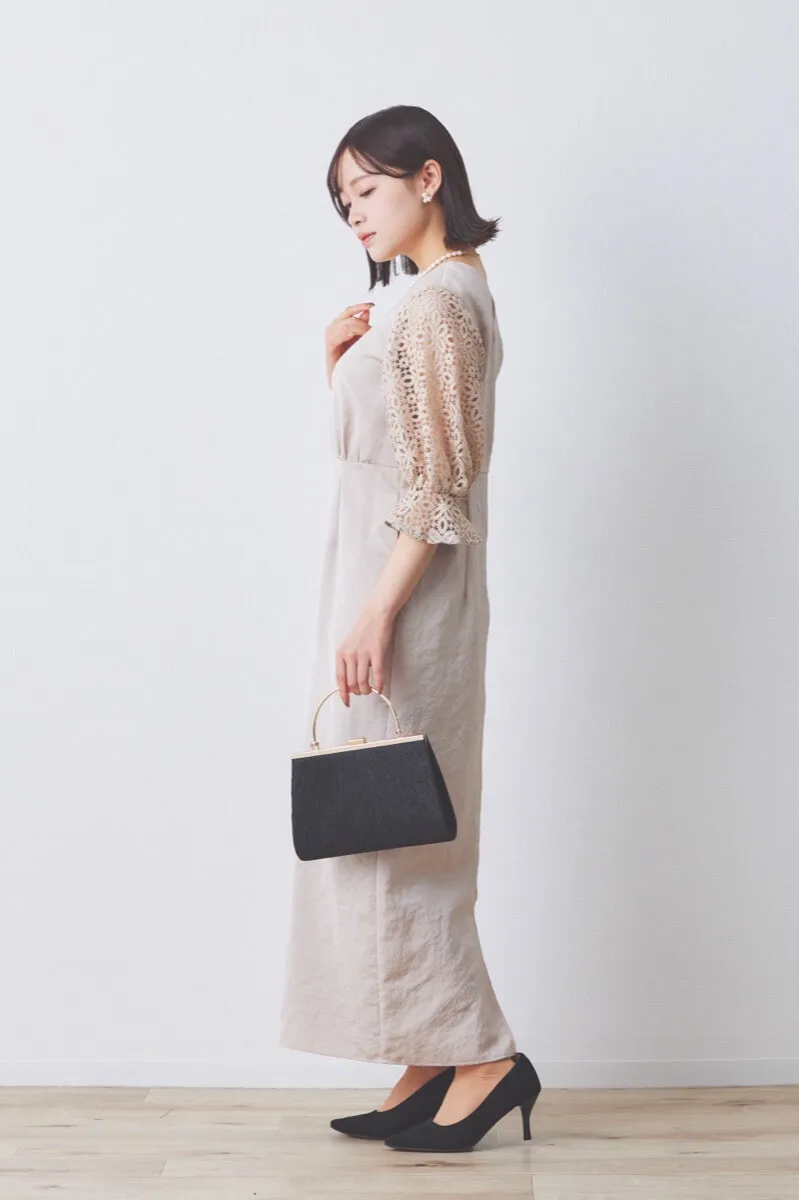 ピンクベージュのレーススリーブサテンドレス