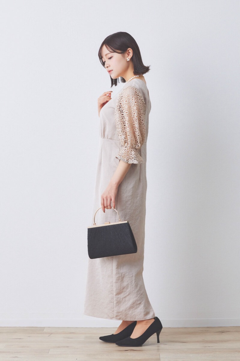 ピンクベージュのレーススリーブサテンドレス