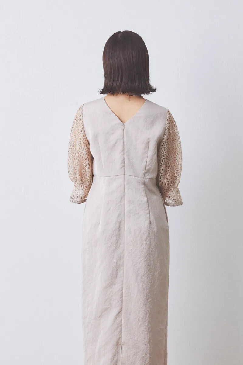 ピンクベージュのレーススリーブサテンドレス