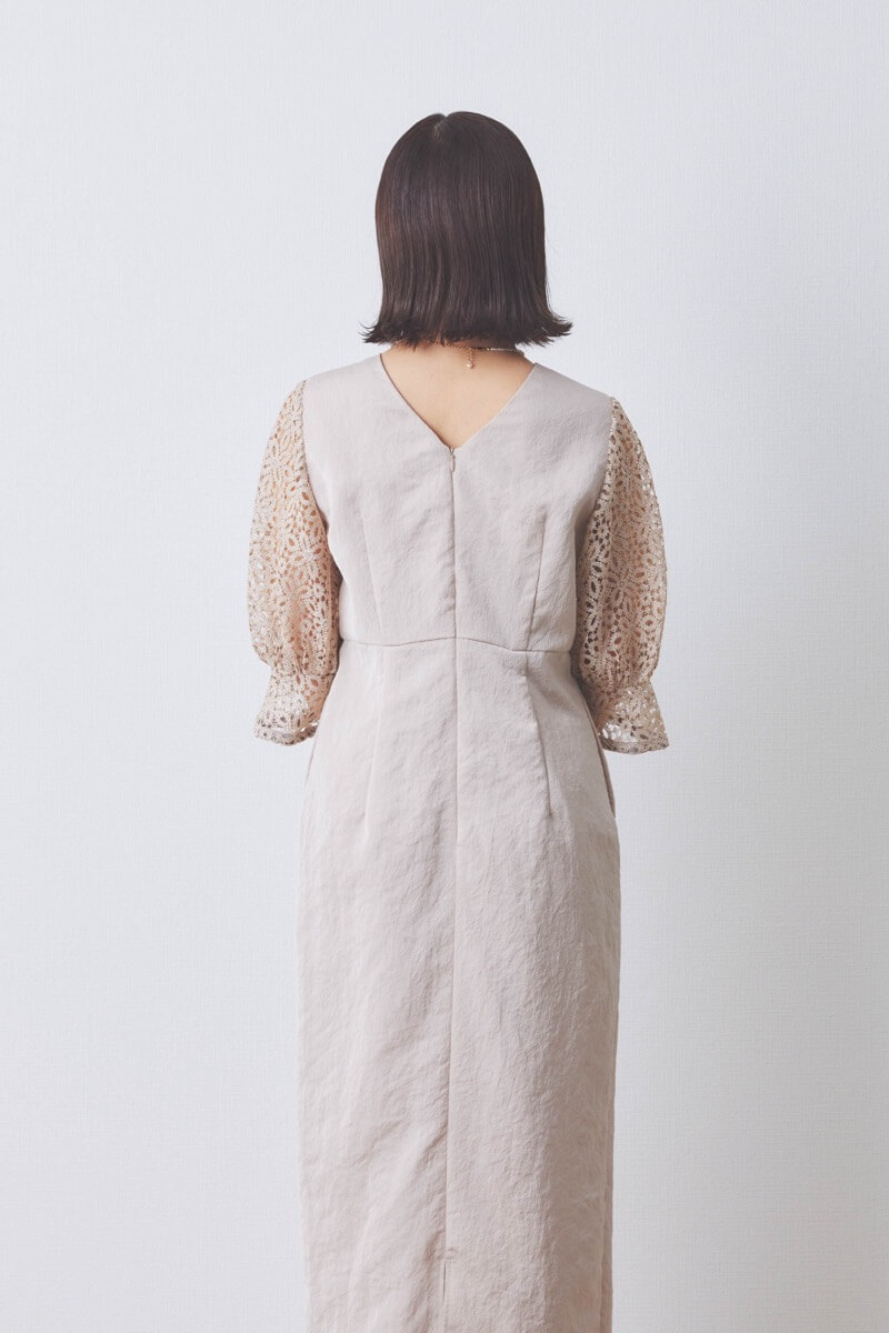 ピンクベージュのレーススリーブサテンドレス