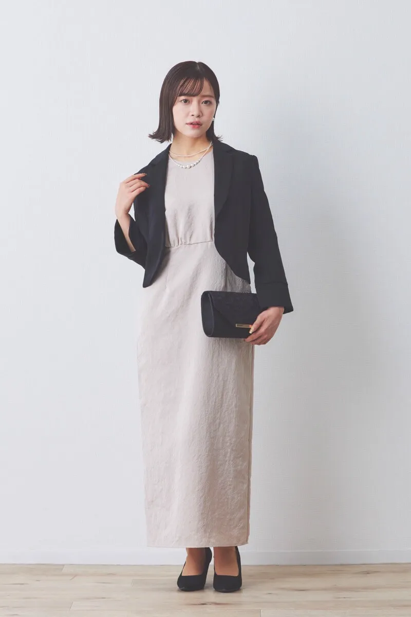 ピンクベージュのレーススリーブサテンドレス