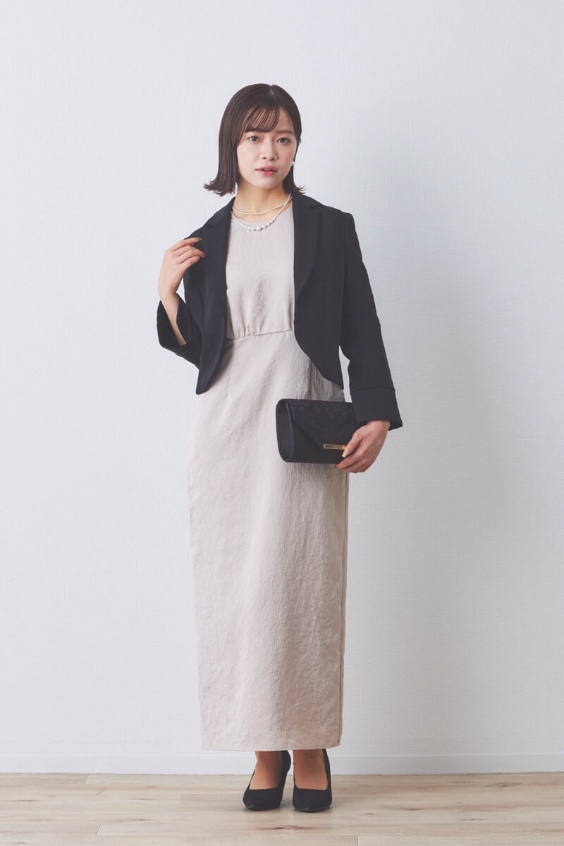 ピンクベージュのレーススリーブサテンドレス