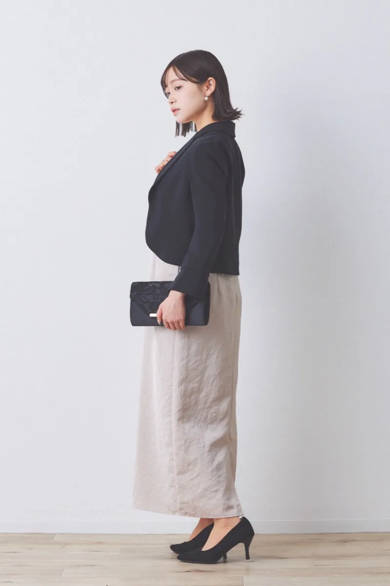 ピンクベージュのレーススリーブサテンドレス