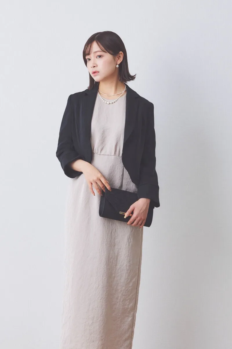 ピンクベージュのレーススリーブサテンドレス