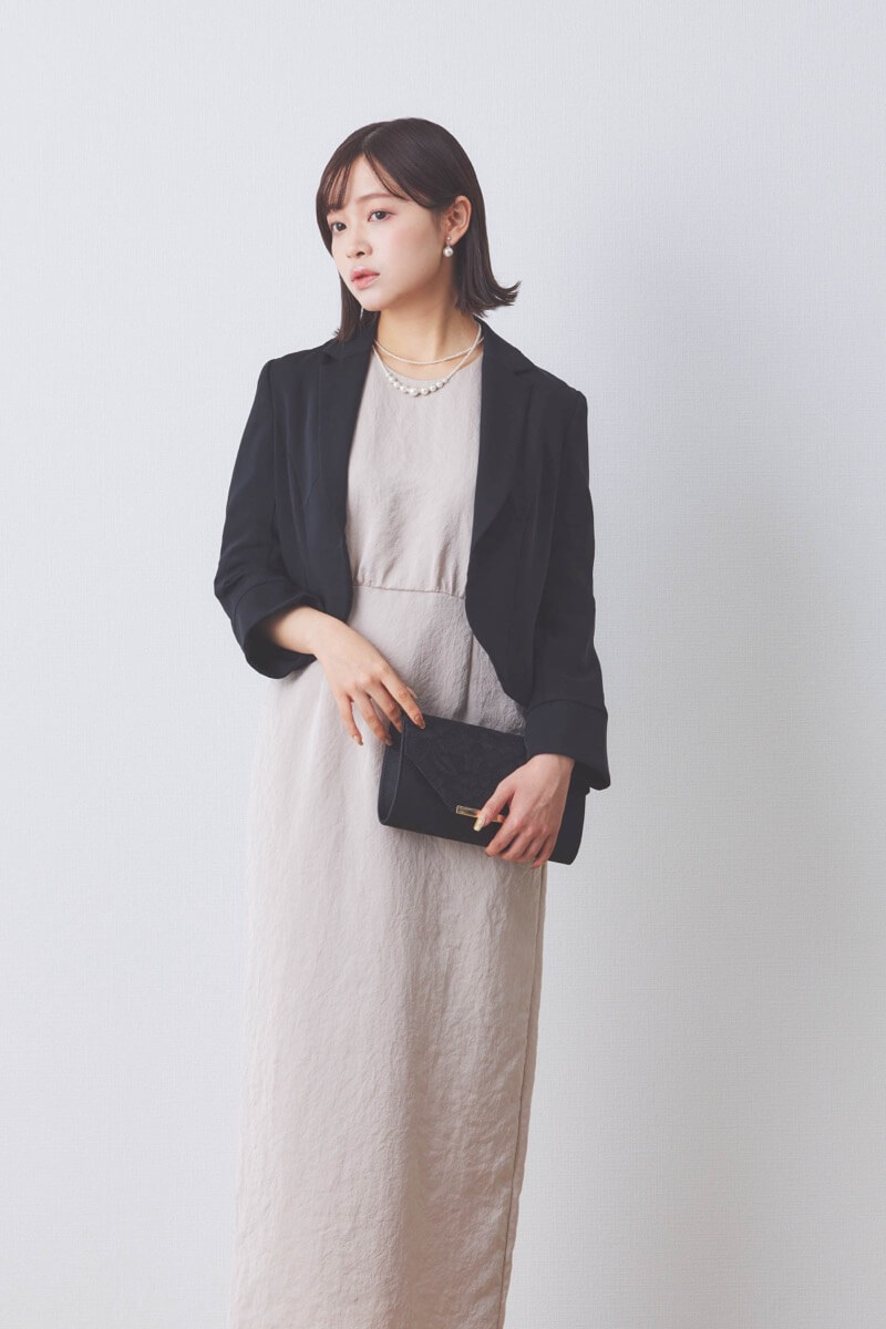 ピンクベージュのレーススリーブサテンドレス