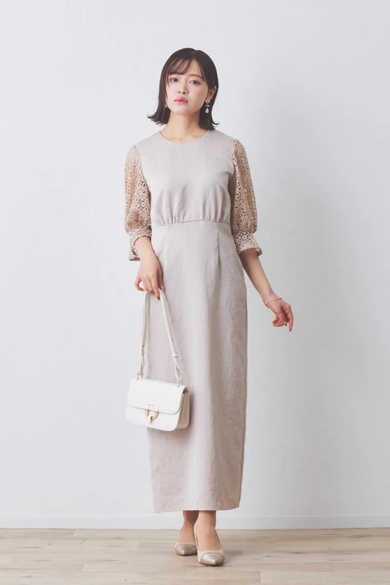 ピンクベージュのレーススリーブサテンドレス