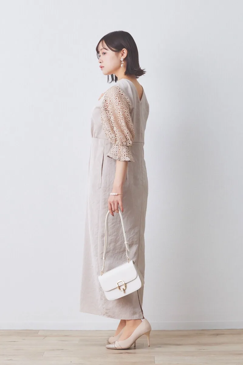 ピンクベージュのレーススリーブサテンドレス