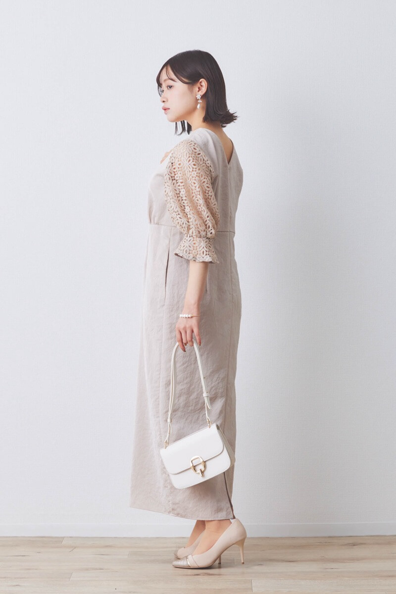 ピンクベージュのレーススリーブサテンドレス