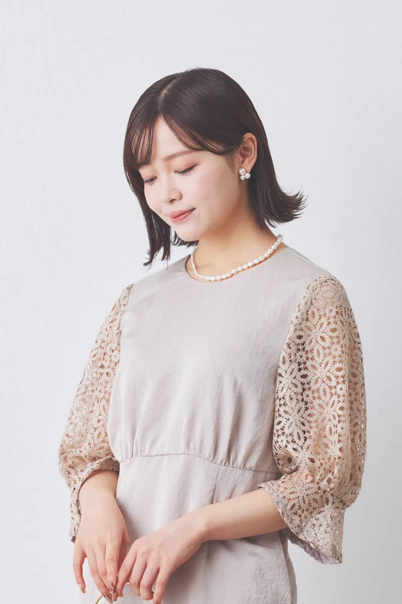 ピンクベージュのレーススリーブサテンドレス