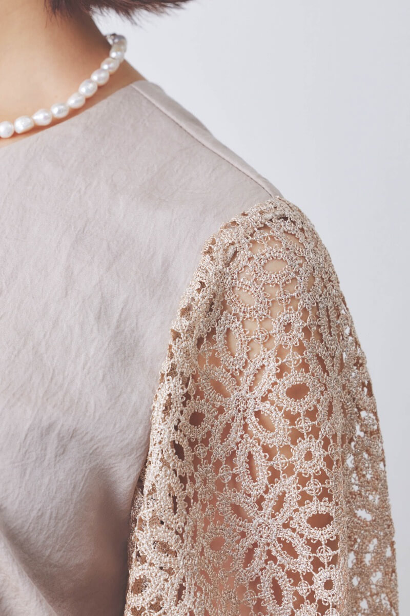 ピンクベージュのレーススリーブサテンドレス