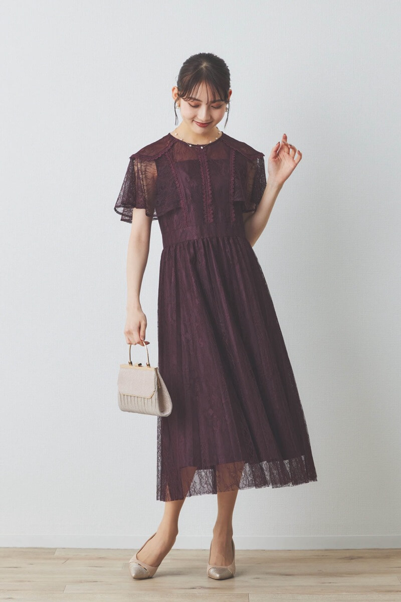ワインレッドのミックスレースプリーツドレス