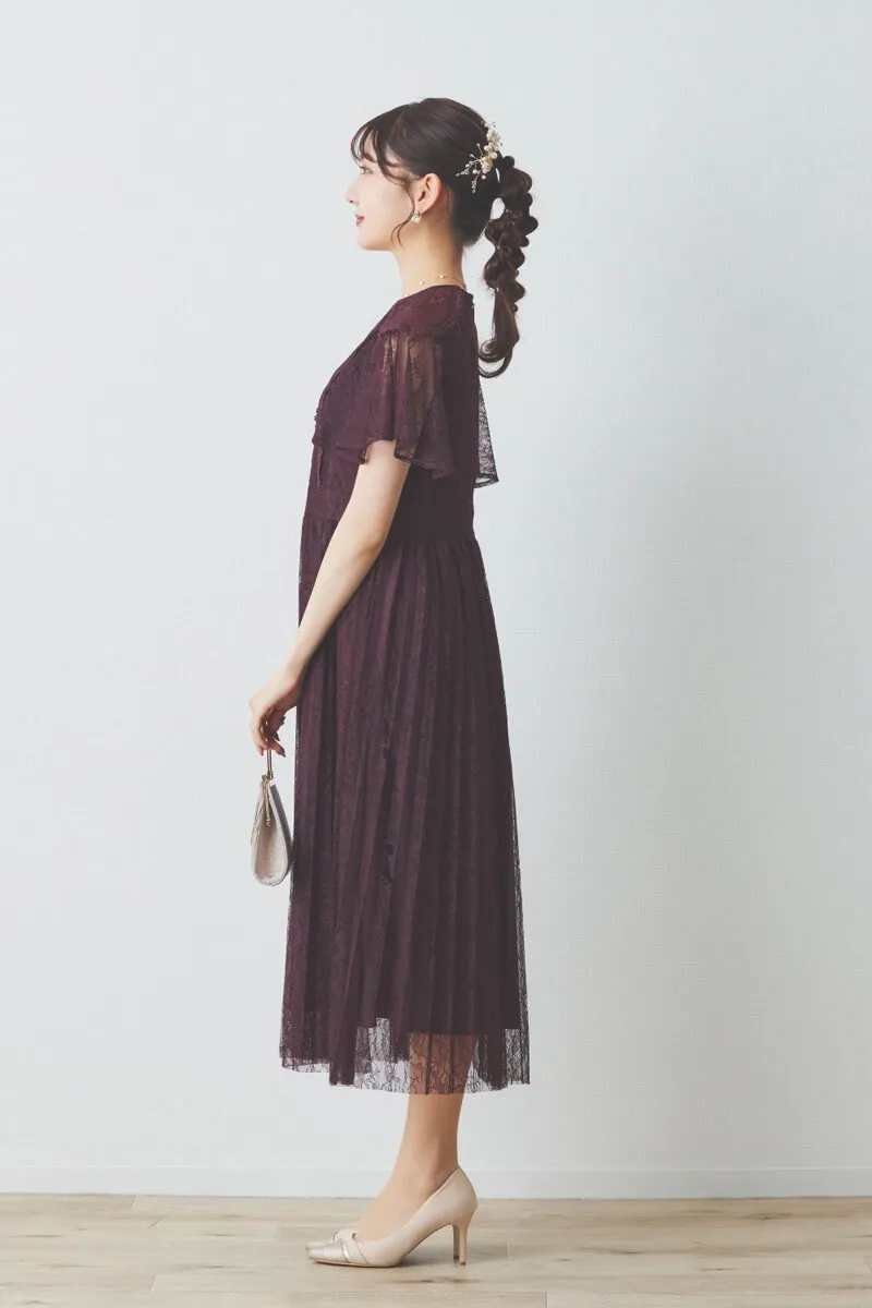 ワインレッドのミックスレースプリーツドレス
