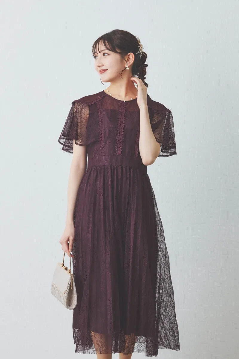 ワインレッドのミックスレースプリーツドレス