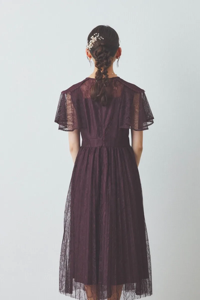 ワインレッドのミックスレースプリーツドレス