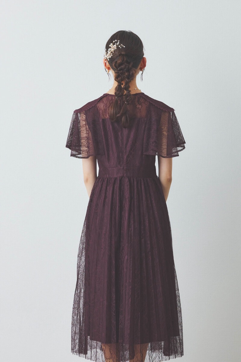 ワインレッドのミックスレースプリーツドレス