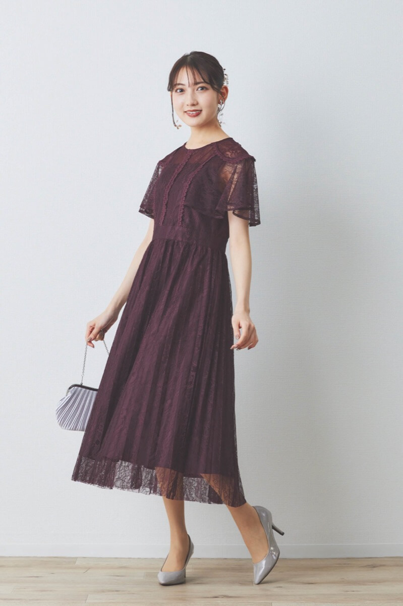 ワインレッドのミックスレースプリーツドレス