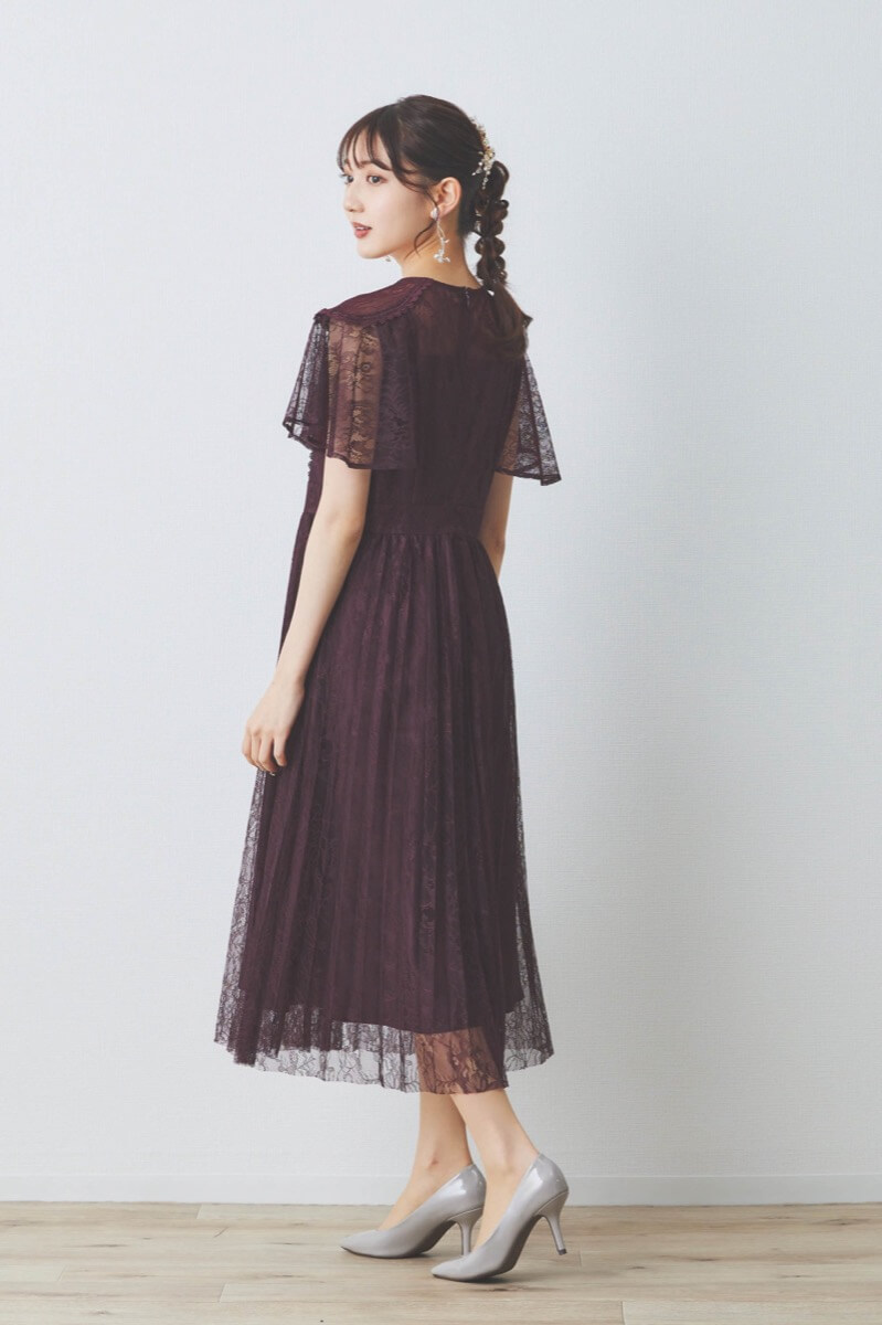 ワインレッドのミックスレースプリーツドレス