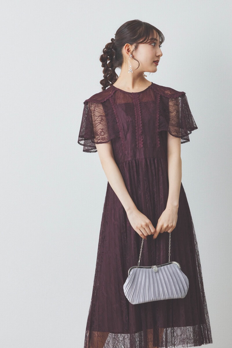 ワインレッドのミックスレースプリーツドレス