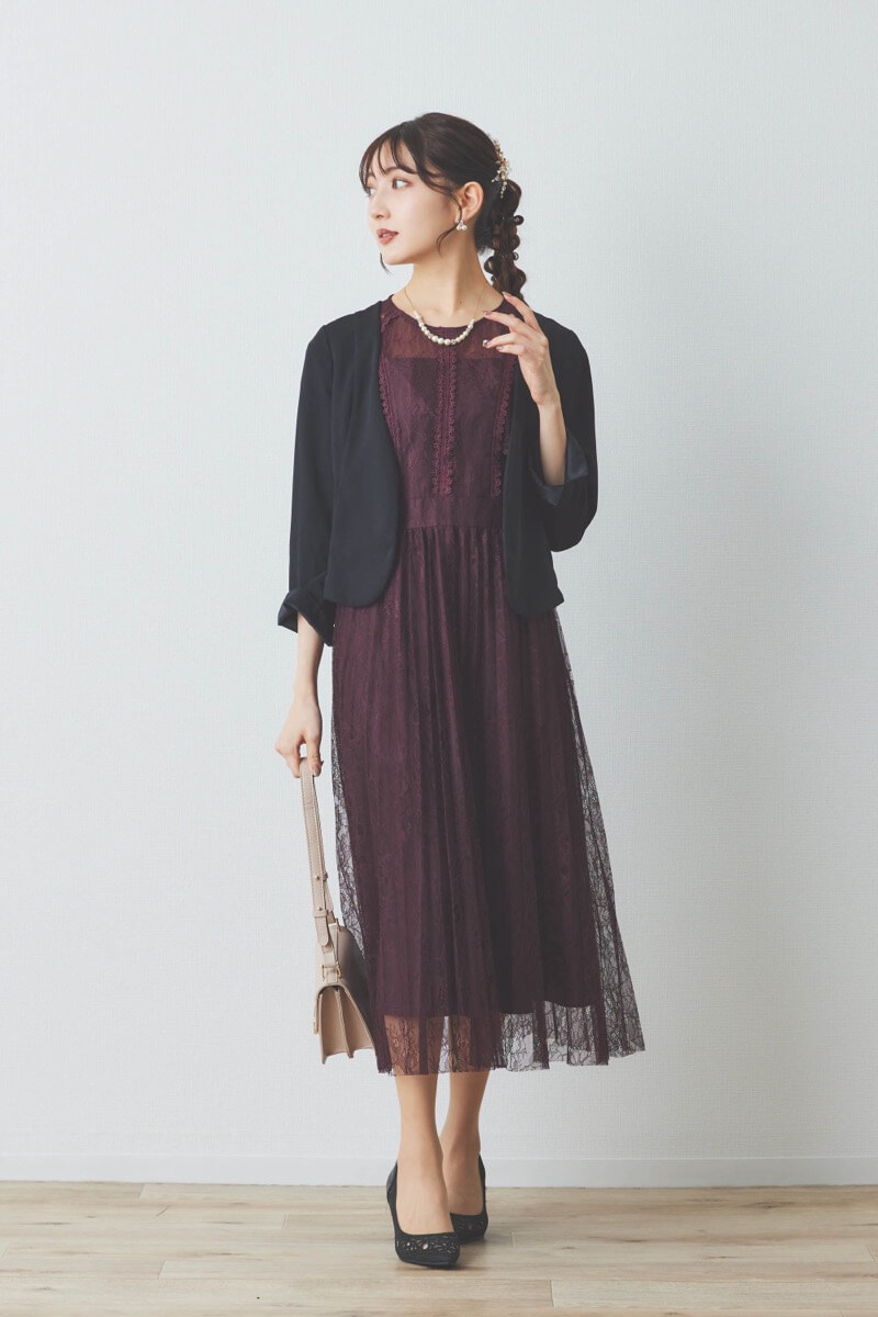 ワインレッドのミックスレースプリーツドレス