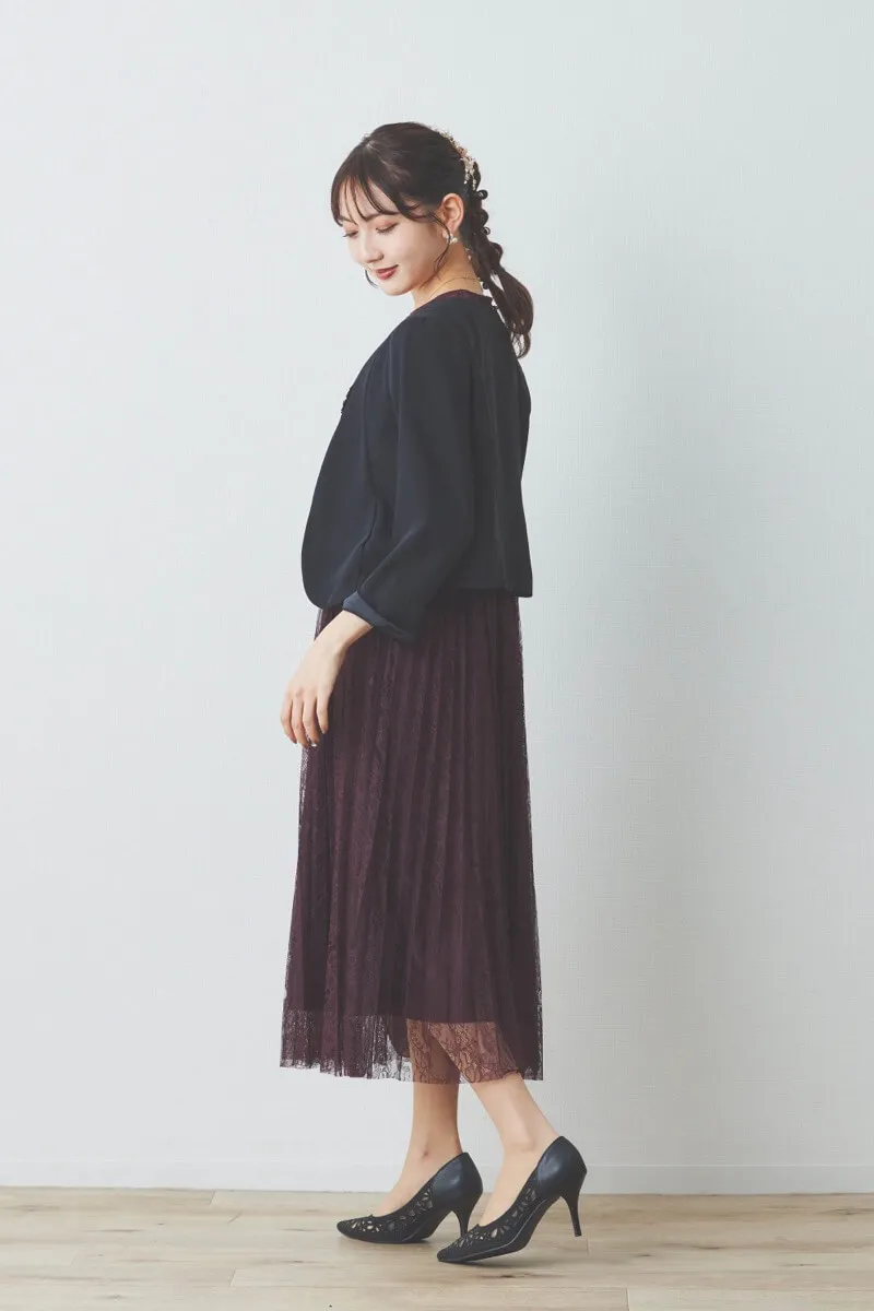ワインレッドのミックスレースプリーツドレス