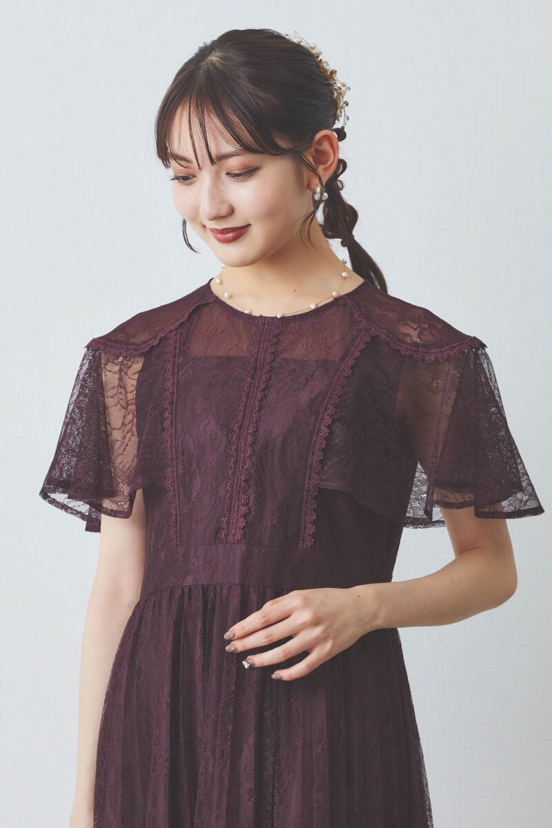 ワインレッドのミックスレースプリーツドレス