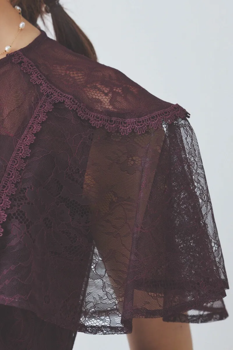 ワインレッドのミックスレースプリーツドレス