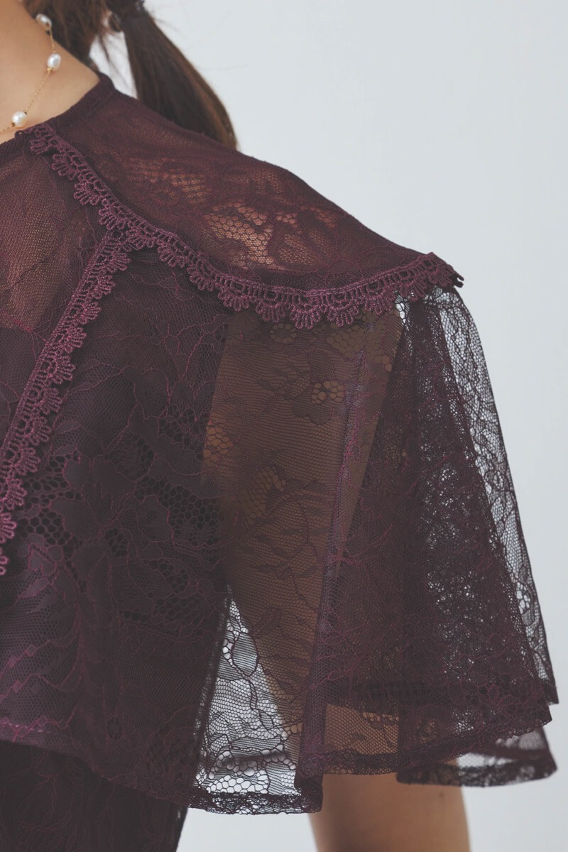 ワインレッドのミックスレースプリーツドレス