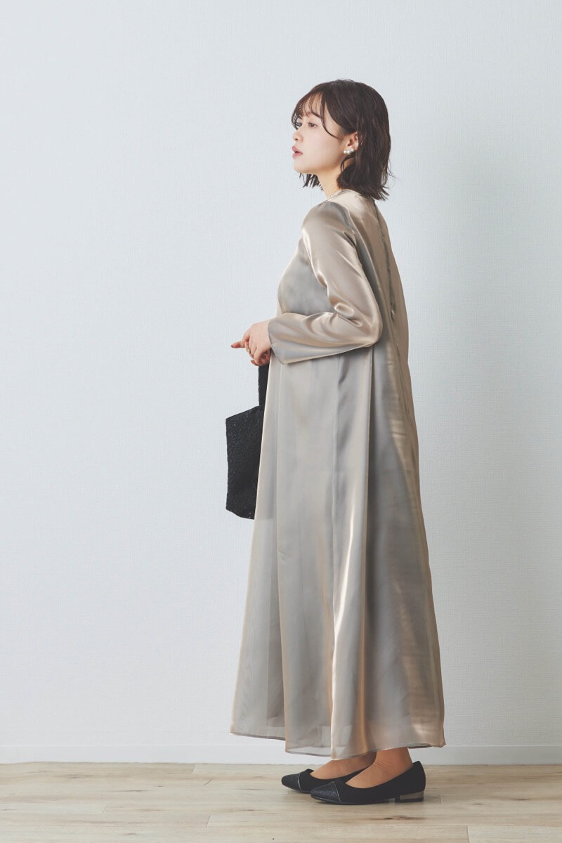 グレーのラメシャンブレードレス