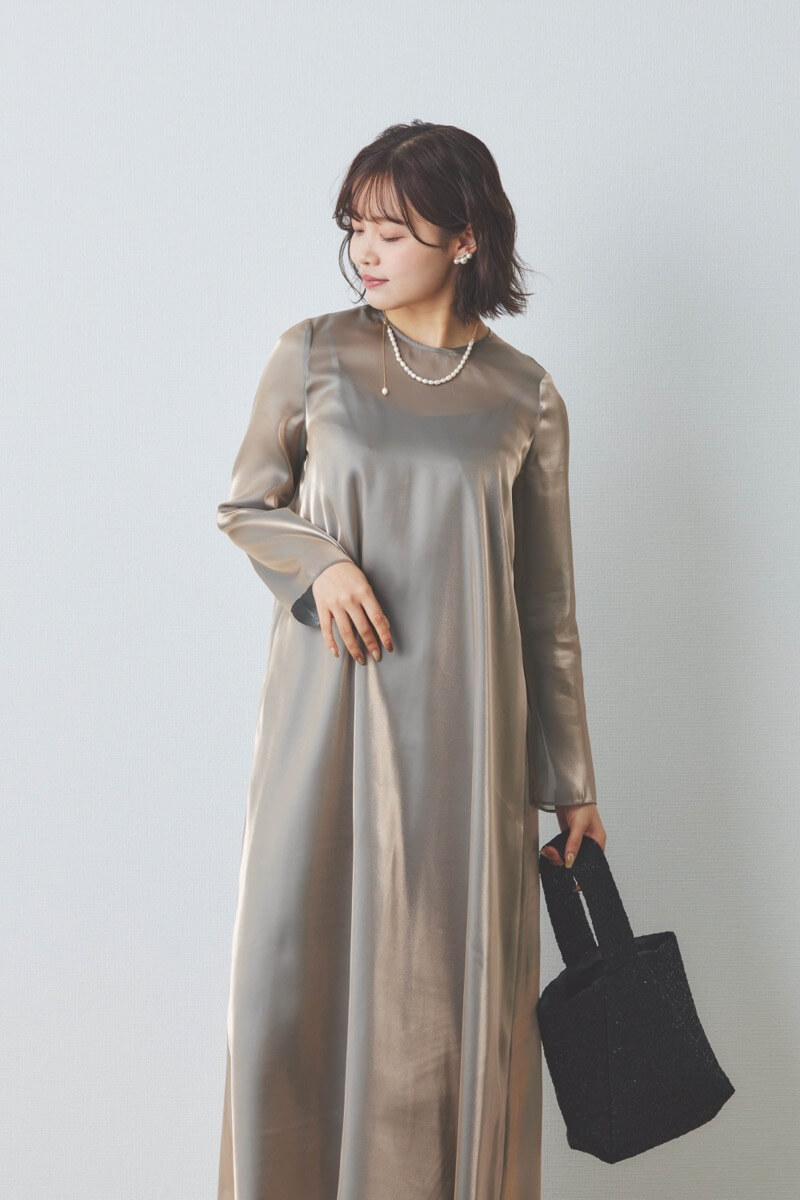 グレーのラメシャンブレードレス