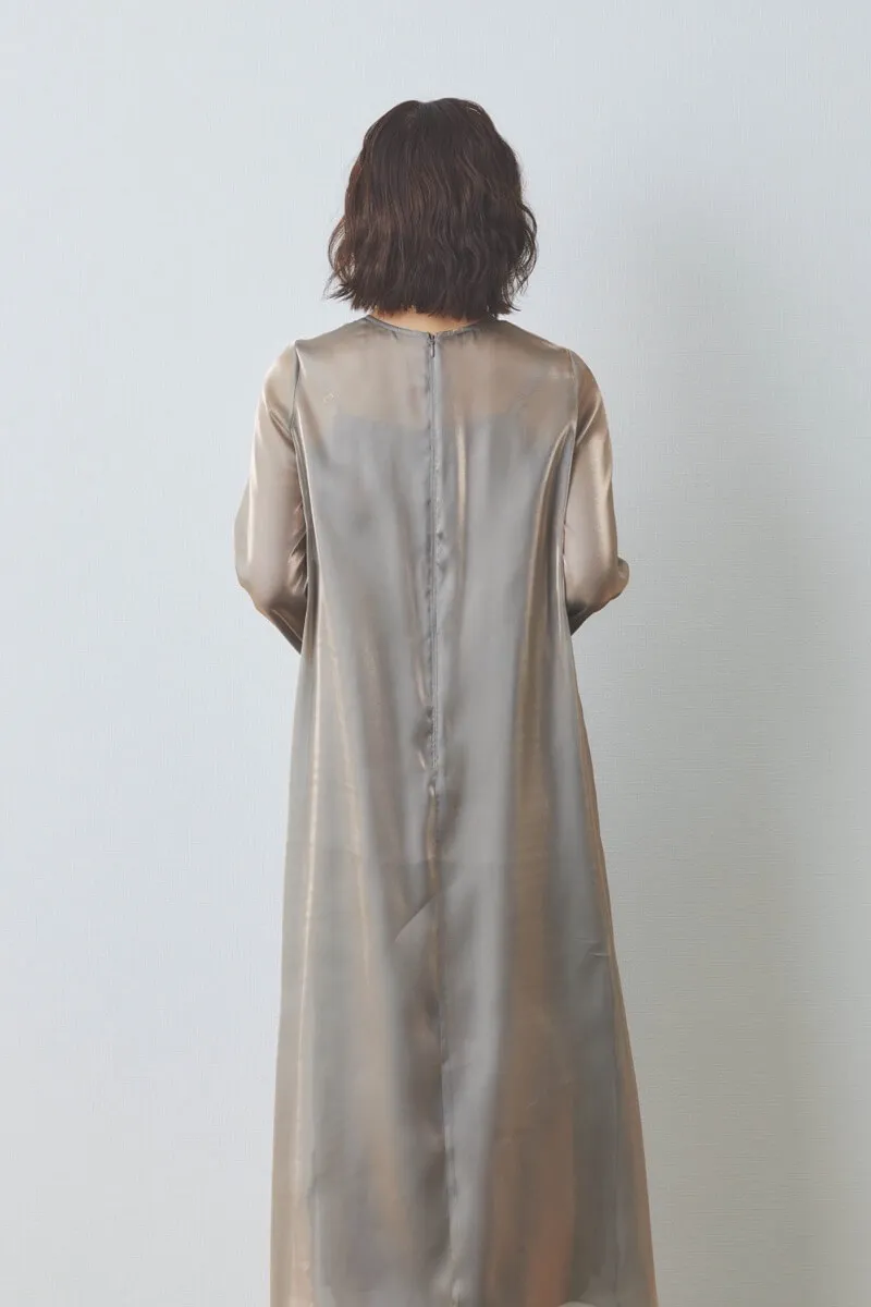 グレーのラメシャンブレードレス