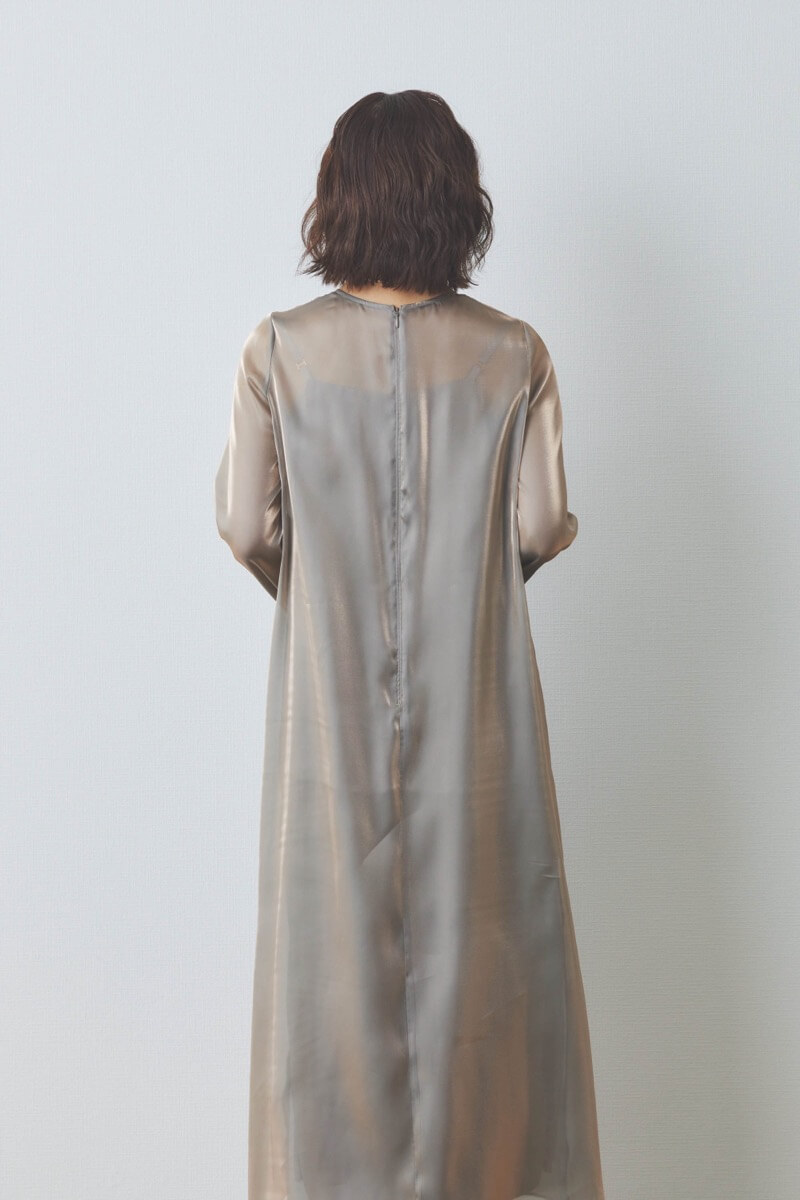 グレーのラメシャンブレードレス