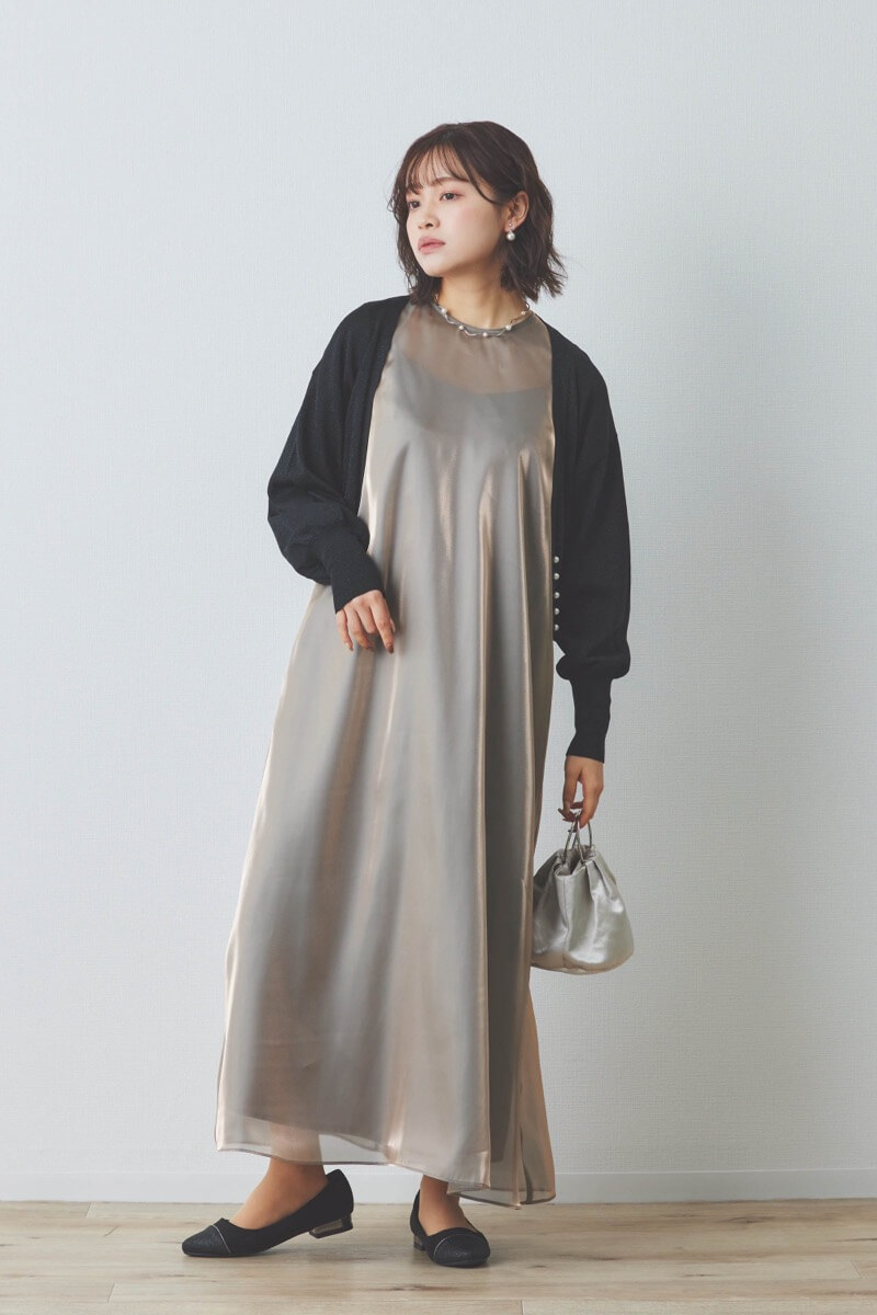 グレーのラメシャンブレードレス