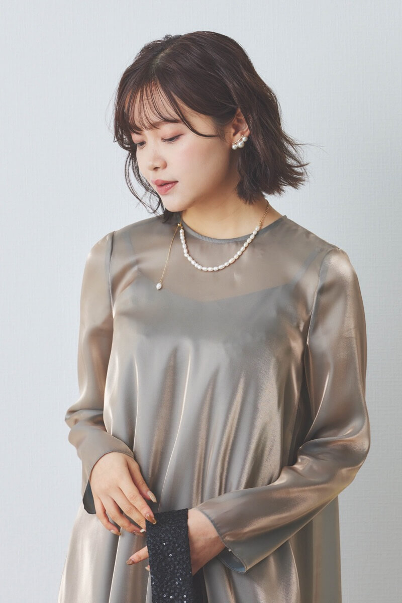 グレーのラメシャンブレードレス