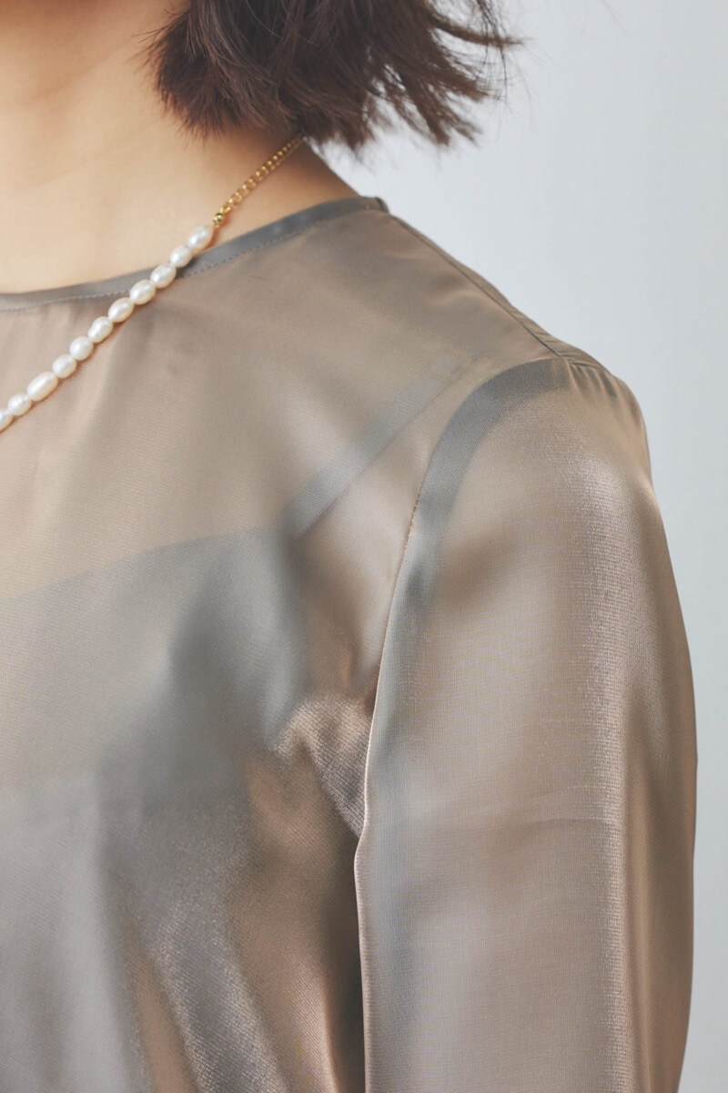 グレーのラメシャンブレードレス