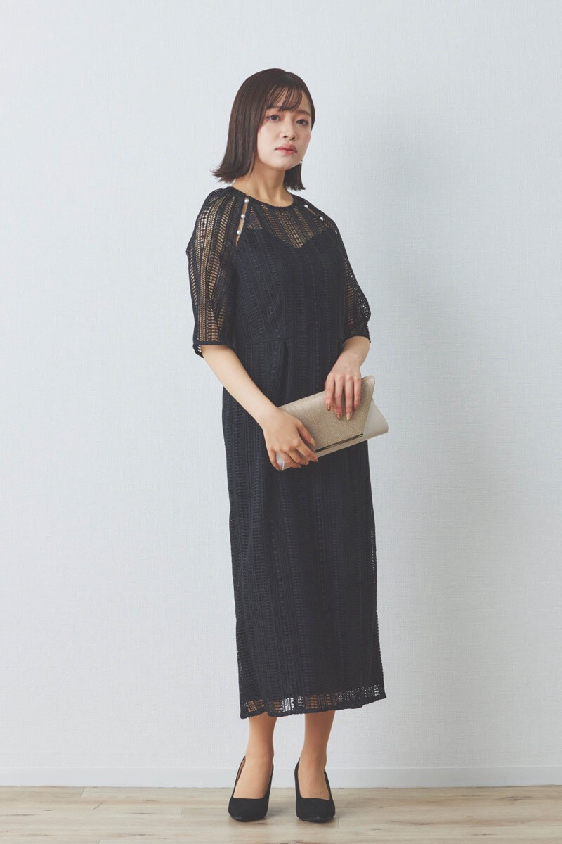 ブラックのデザインパールレースドレス