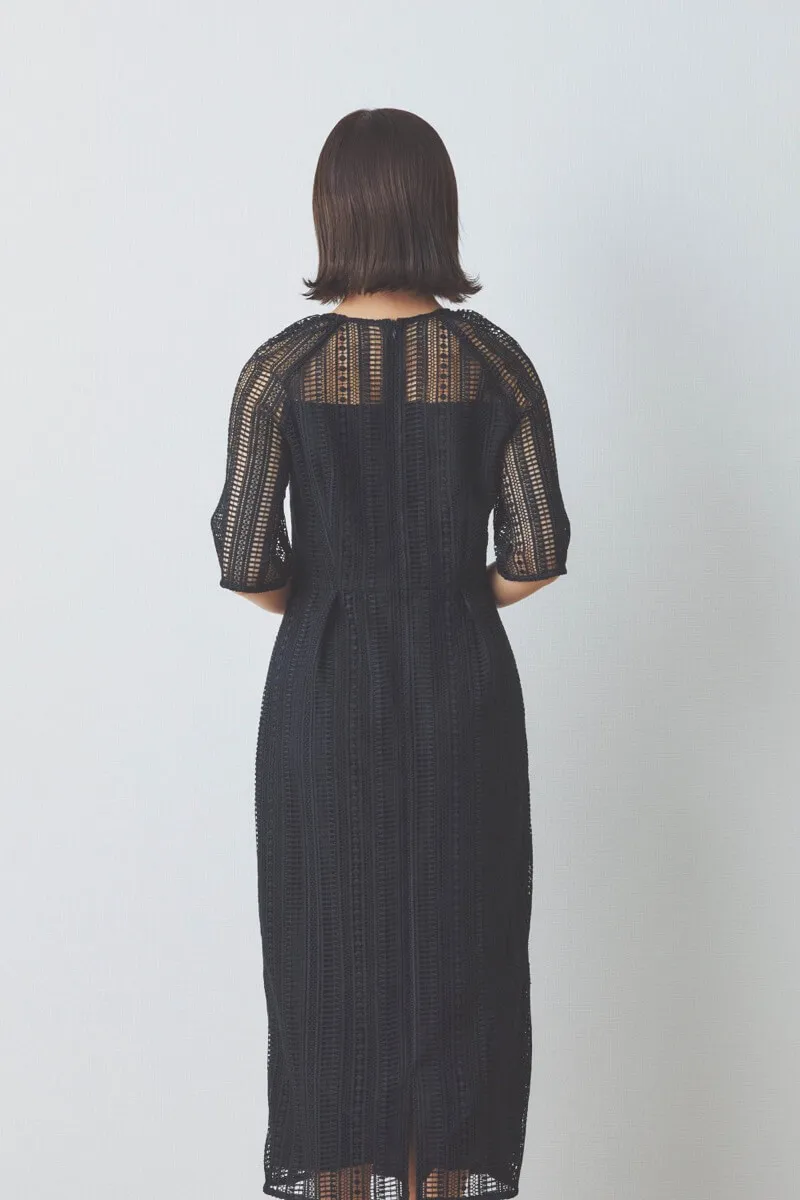 ブラックのデザインパールレースドレス