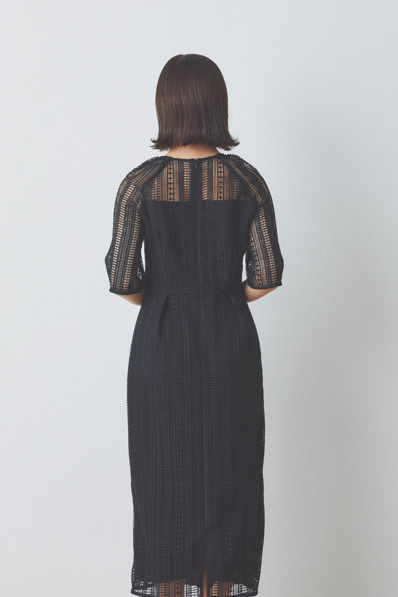 ブラックのデザインパールレースドレス