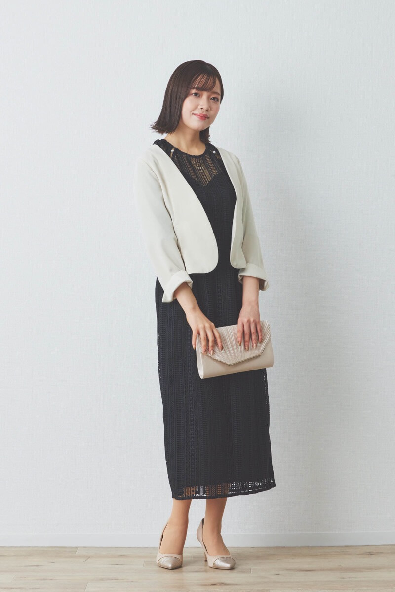 ブラックのデザインパールレースドレス