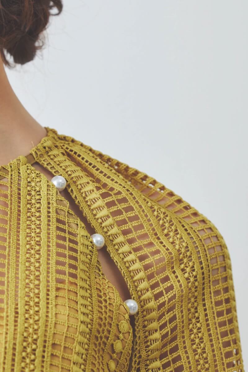 イエローのデザインパールレースドレス