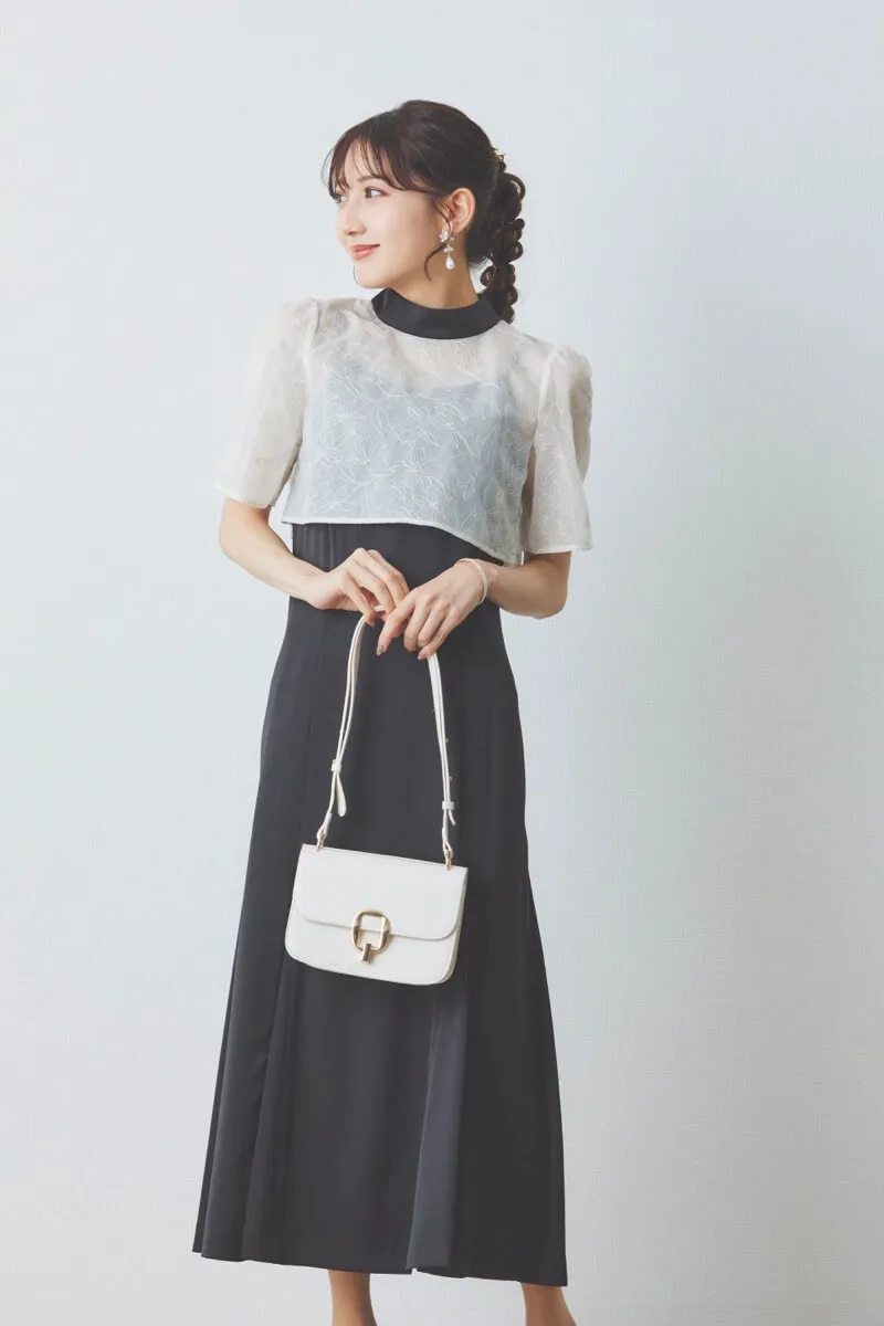ブラック×ホワイトの刺繍トップスマットサテンドレス