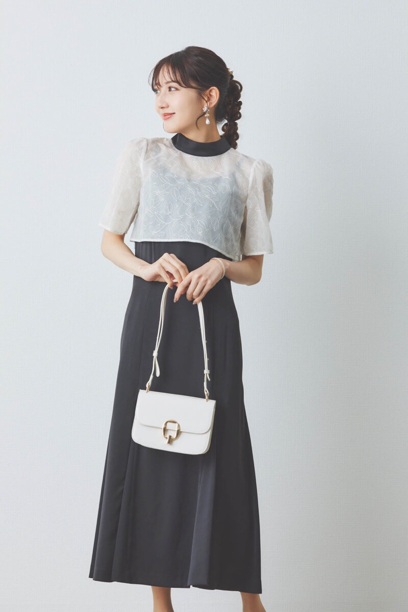 ブラック×ホワイトの刺繍トップスマットサテンドレス