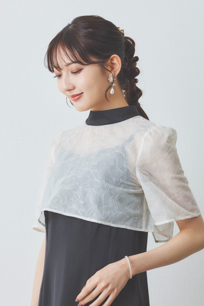 ブラック×ホワイトの刺繍トップスマットサテンドレス