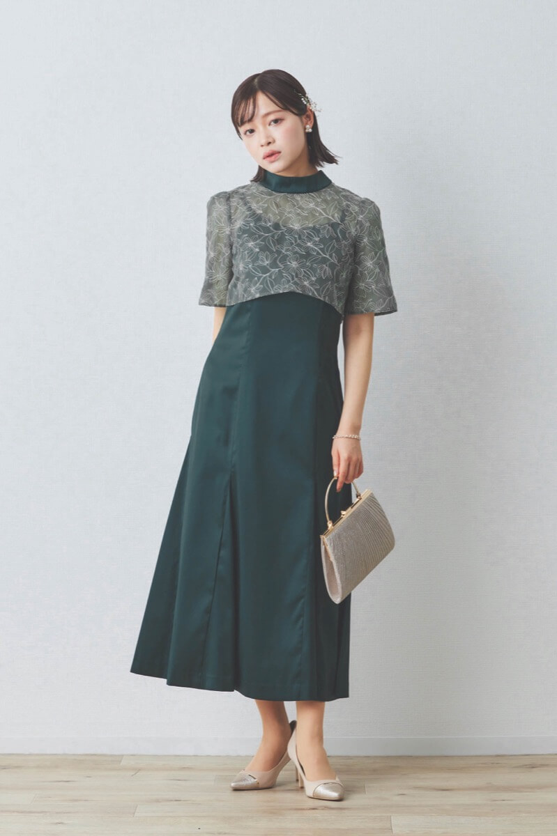 ダークグリーンの刺繍トップスマットサテンドレス