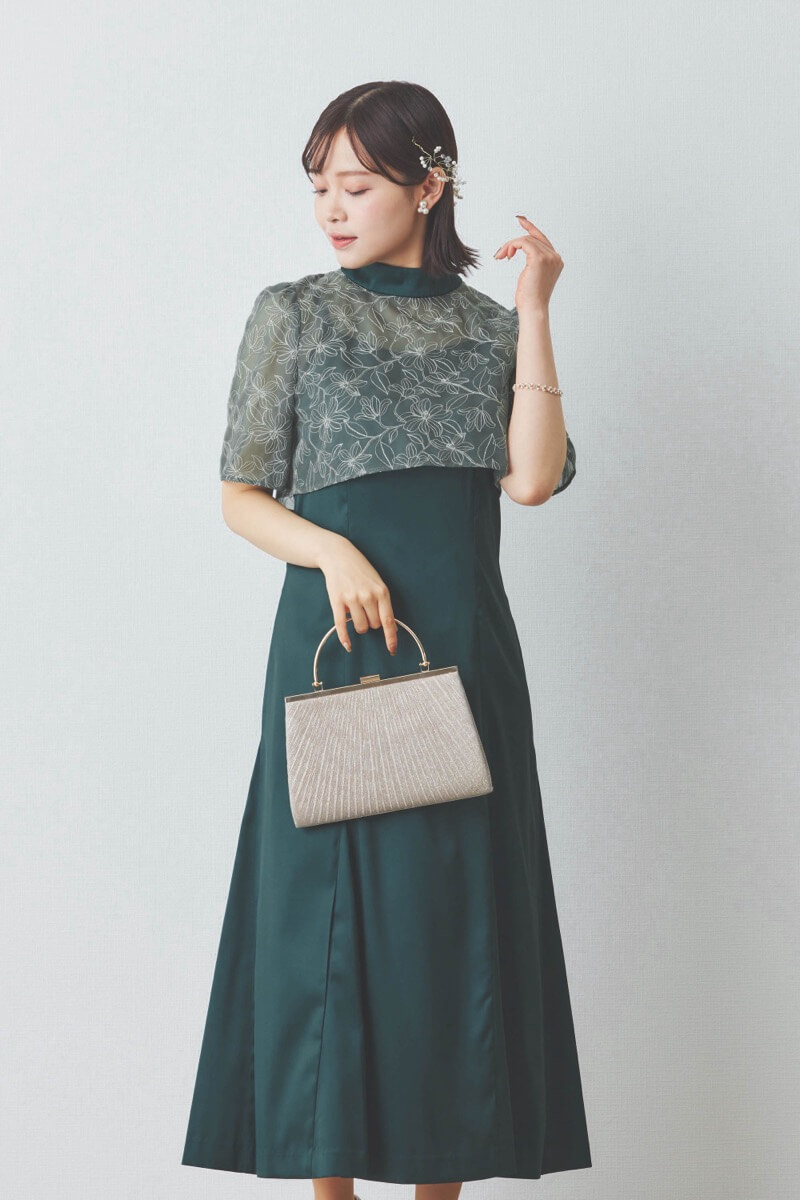 ダークグリーンの刺繍トップスマットサテンドレス