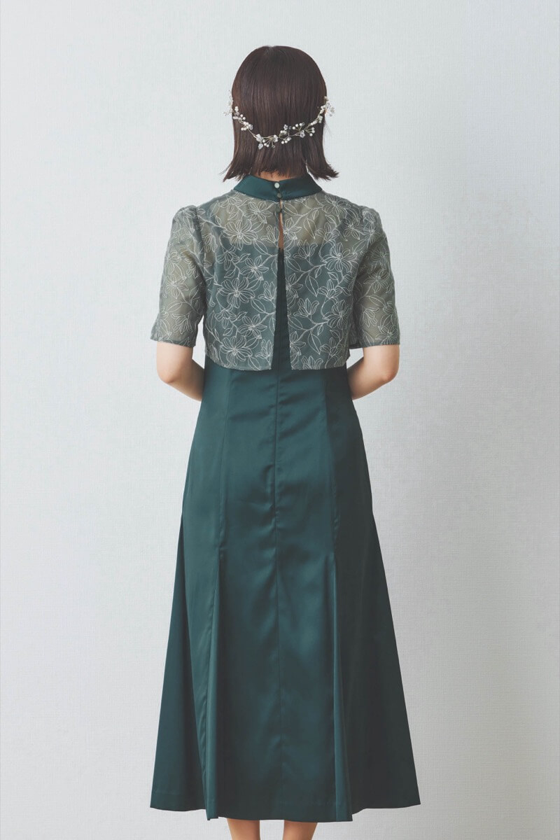 ダークグリーンの刺繍トップスマットサテンドレス