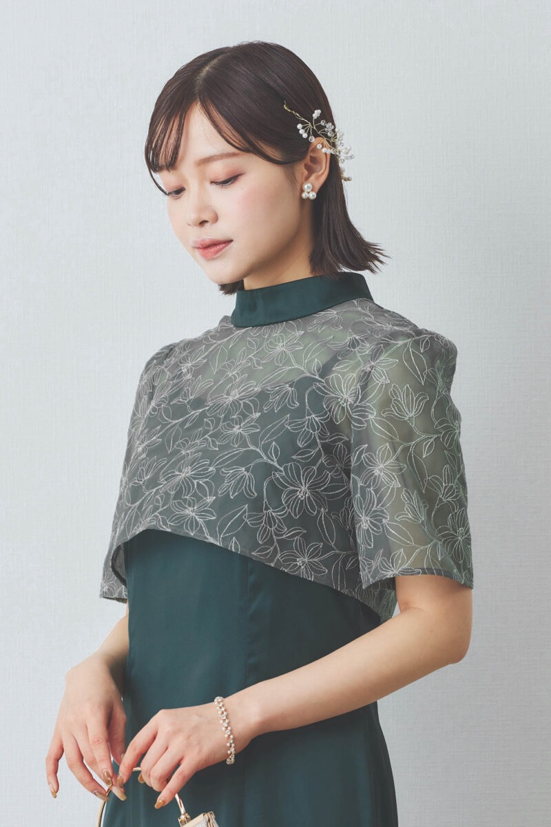 ダークグリーンの刺繍トップスマットサテンドレス