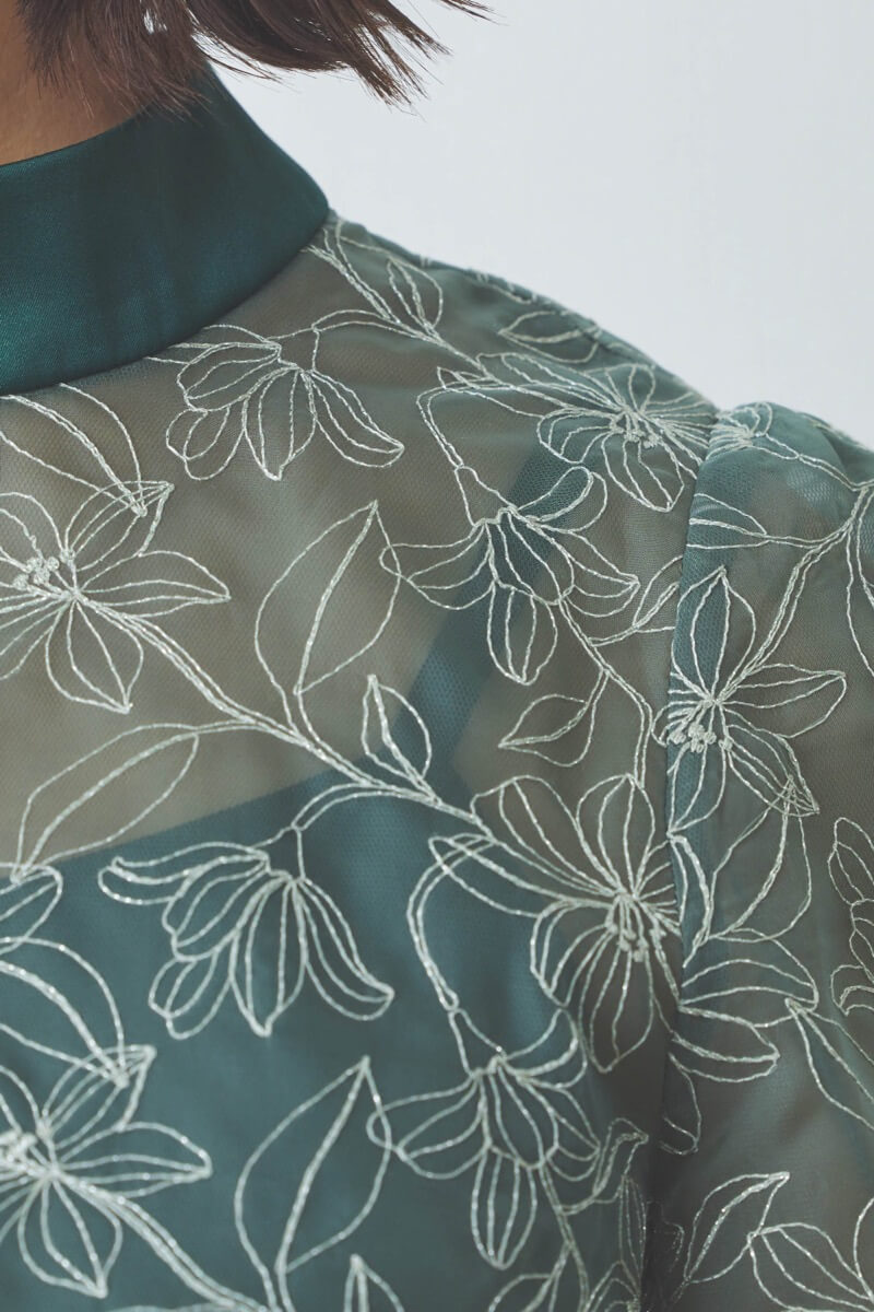 ダークグリーンの刺繍トップスマットサテンドレス