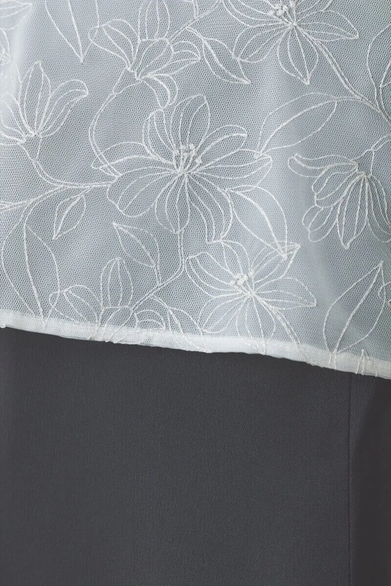 ブラック×ホワイトの刺繍トップスマットサテンドレス